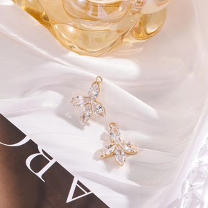 Elegante ciondolo a farfalla dorato con cristalli di zircone per creazione gioielli