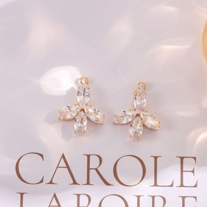 Elegante set di ciondoli a fiore a quattro petali dorati con zirconi trasparenti