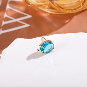 Dettaglio pendente ovale in cristallo blu dorato con ago in argento S925 e occhiello per gioielli