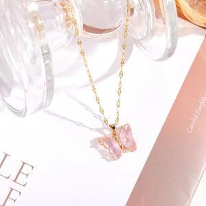 Detailansicht des goldenen Schmetterlingsanhängers mit rosa Harz und Mikro-Zirkonia