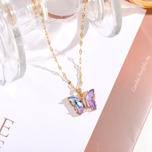 Detail der goldenen Schmetterlingskette mit violettem Zirkonia und Kristallen