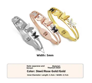 Vue détaillée des bracelets papillon en acier titane en finitions argent, or et or rose