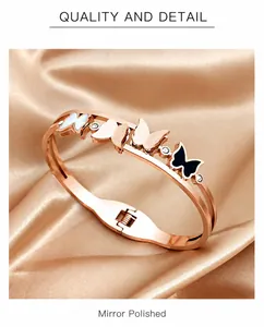 Détail d'un bracelet papillon en or rose avec nacre et finition polie effet miroir