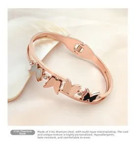Détail du bracelet papillon en acier titane 316L avec finition or rose et zircons