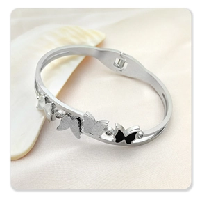 Détail d'un bracelet papillon argenté avec nacre et cristaux brillants pour femmes