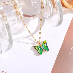 Nahaufnahme von Schmetterling Anhänger mit grünen Kristallen und Zirkonia Akzenten