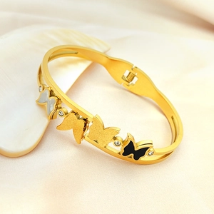 Bracelet ouvert papillon doré avec détails en nacre et émail pour femmes
