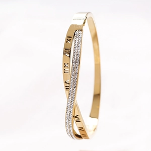 Nahaufnahme des goldenen Crossover-Armbands mit römischen Ziffern und Pavé-Zirkonia-Besatz