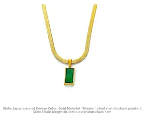 Dettaglio della collana a maglia serpente in acciaio titanio dorato con pendente in zircone