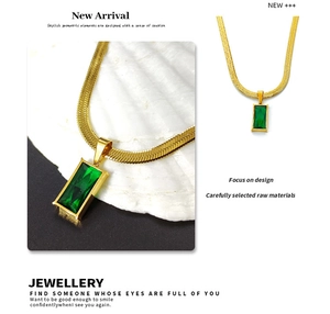 Dettaglio della collana a catena serpente con pendente rettangolare in zircone verde