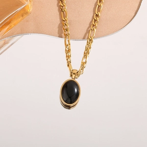 Collar vintage de acero inoxidable chapado en oro con colgante de cristal negro ovalado