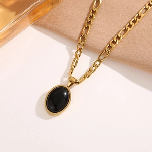 Elegante collar de cadena Figaro dorada con colgante de piedra negra ovalada para mujer