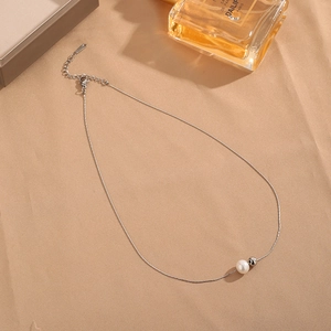 Minimalistische Edelstahlkette mit natürlicher Süßwasserperle und silbernen Perlen