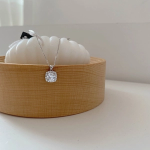 Elegante collana con ciondolo quadrato in zircone su espositore a conchiglia bianca