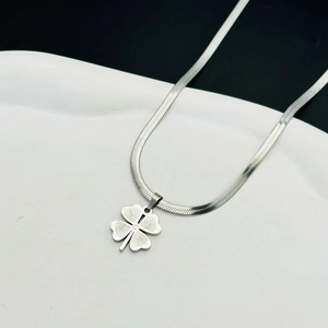 Collana con ciondolo a quadrifoglio d'argento e catena a serpente in acciaio inox