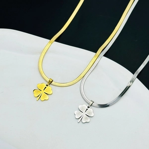 Collana con ciondolo quadrifoglio oro e argento con catena a serpente piatta elegante
