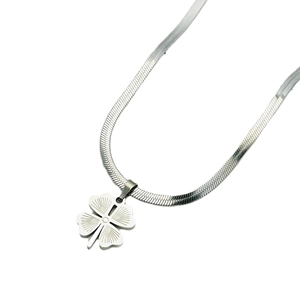 Ciondolo a quadrifoglio in argento lucido su una raffinata collana a maglia serpente