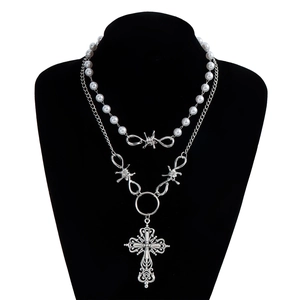 Details einer mehrlagigen Gothic-Punk-Halskette mit Perlen und großem Kreuzanhänger