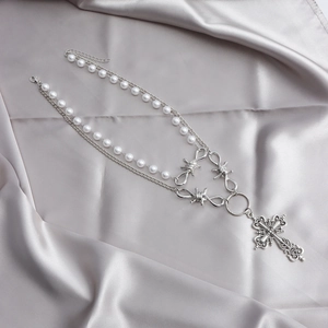 Detail der gotischen Mehrlagige Halskette mit Perlen, Dornen und Vintage-Kreuzanhänger