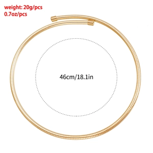 Detailansicht eines minimalistischen Gold-Chokers mit poliertem Finish und Überlappung