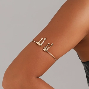 Bracciale da braccio minimalista in oro con design artistico a goccia d'acqua per donna