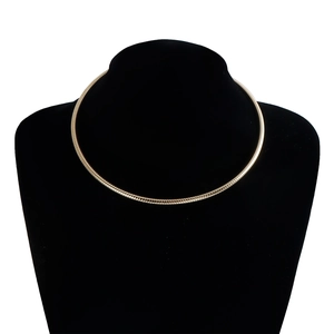 Nahaufnahme eines eleganten goldenen Schlangenkettchen-Chokers auf schwarzem Samtständer