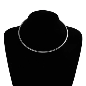 Detailansicht der silbernen Schlangenkette Choker-Halskette auf einem schwarzen Ständer