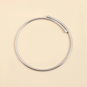 Makroaufnahme der silbernen Schlangenkette Textur auf minimalistischem Choker