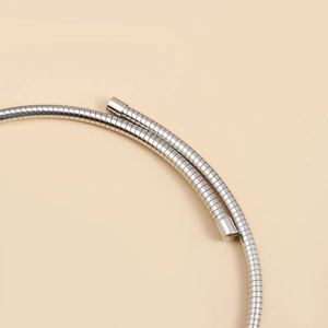 Detail einer flexiblen silbernen Schlangenkette mit poliertem Spiegelglanz und Metallstruktur