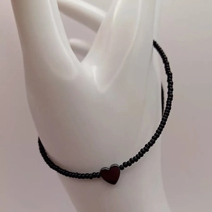 Minimalistische zwarte kralenketting met hartvormige hanger van kristalglas voor dames