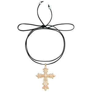 Collar de cruz con perlas barrocas y cordón de terciopelo negro ajustable con oro
