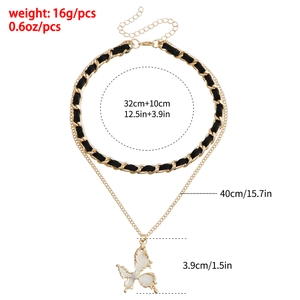 Dubbellaagse choker set met zwart koord, gouden ketting en witte vlinder hanger