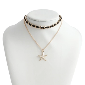 Detailopname van de dubbellaagse choker met gevlochten lederen ketting en zeesterhanger