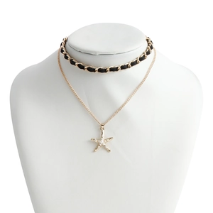 Detail van de dubbellaagse kettingset met lederen choker en zeesterhanger met parels