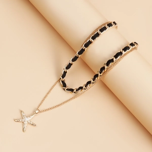 Gelaagde gouden halsketting met een gevlochten ketting en zeester hanger met parels