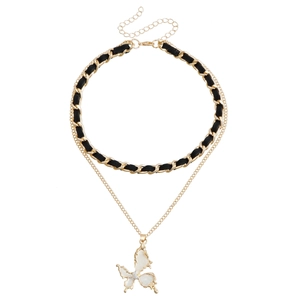 Gouden dubbellaagse choker halsketting met geweven ketting en witte vlinder hanger
