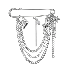 Broche de imperdible plateado con cadenas de varias capas, dijes de corazón y perlas