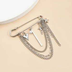 Broche de imperdible plateado con colgantes de corazón, estrellas y cadenas de metal