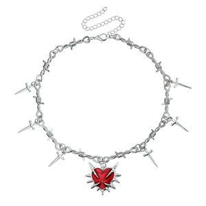 Collar punk de alambre de espino plateado con corazón rojo gótico y dijes de espadas