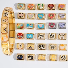 Détail d'un bracelet italien doré avec des maillons en émail coloré de chiens et héros