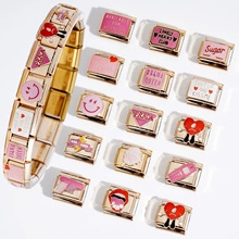 Détail macro du bracelet italien modulaire en acier doré avec breloques émaillées