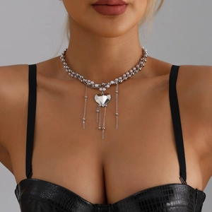 Collana a doppio strato con pendente a cuore, perle bianche e lunghe nappe su modella