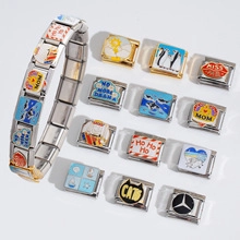 Détail du bracelet modulaire italien en acier inoxydable avec icônes en émail et accents d'or