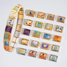 Vue détaillée des maillons de bracelet à breloques italiennes avec icônes en émail