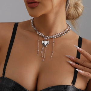 Collana choker di perle a doppio strato con pendente a cuore e nappe metalliche