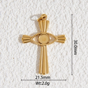 Vue détaillée du pendentif croix dorée avec dimensions 30mm hauteur et 21.5mm largeur