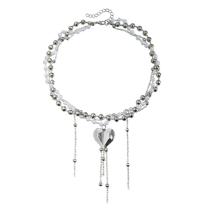 Collana a strati con perle finte e argento con ciondolo a cuore e frange metalliche