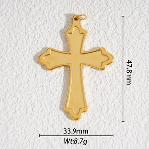 Détail du pendentif croix en acier inoxydable plaqué or 18k montrant la hauteur de 47,8mm