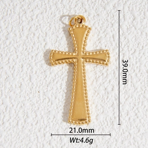 Vue détaillée du pendentif croix en acier doré avec dimensions de 39mm de hauteur
