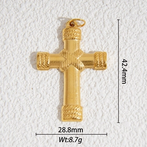 Dimensions détaillées du pendentif croix dorée montrant 42,4 mm de haut et 28,8 mm de large
